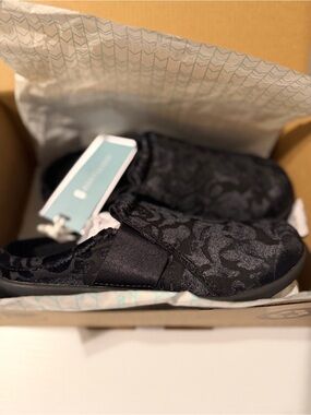 Waco Black Slip-On Floral Pattern women’s shoes size 7